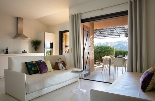 Santa Giulia House | Domaine Santa Giulia Palace