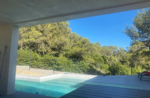 Les Matelles House | Dominant house overlooking pine forest