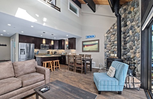 Truckee Condo | Donner Vista - Amazing Lakefront Condo with Breathtaking Panoramic Views, Private Deck