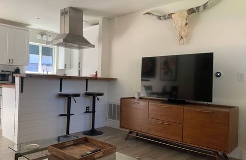 South Manchaca House | Don’t Mess With Texas! 3-Bedroom house in lovely South Austin with ice cold AC!