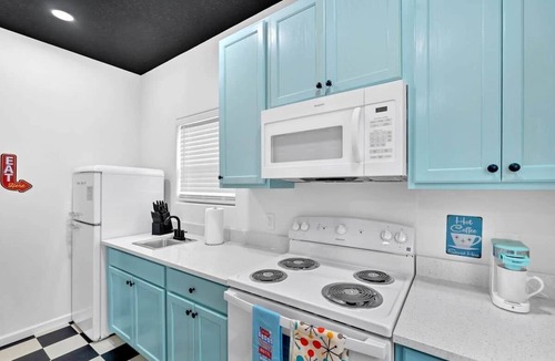Bristol House | {Doo-Wop Den} 50’s Vibe + Hot Tub