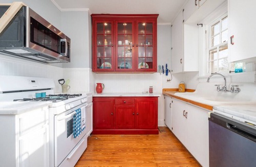 Clarksville Cottage | Dora`s Dutch Cottage, Charmer with Swimming Pool near Waterfall Hiking