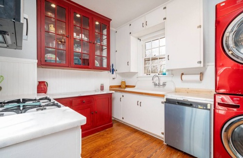 Clarksville Cottage | Dora`s Dutch Cottage, Charmer with Swimming Pool near Waterfall Hiking