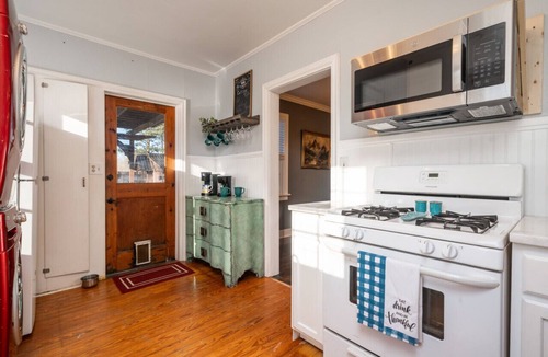 Clarksville Cottage | Dora`s Dutch Cottage, Charmer with Swimming Pool near Waterfall Hiking