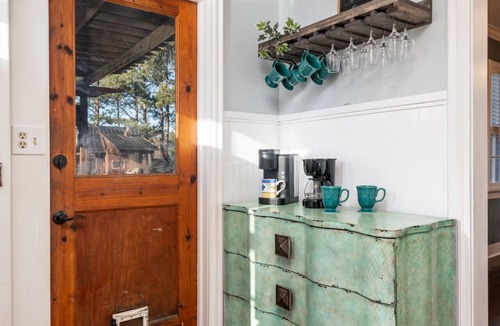 Clarksville Cottage | Dora`s Dutch Cottage, Charmer with Swimming Pool near Waterfall Hiking