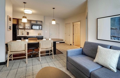 Doral Hotel | Doral Escape | Pool, BBQ, Gym, Pet-Friendly, Free Airport Shuttle