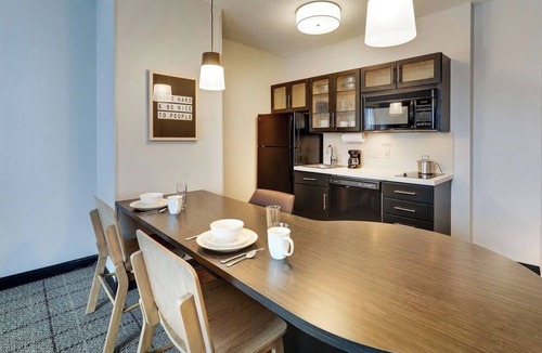 Doral Hotel | Doral Escape | Pool, BBQ, Gym, Pet-Friendly, Free Airport Shuttle