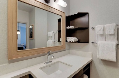 Doral Hotel | Doral Escape | Pool, BBQ, Gym, Pet-Friendly, Free Airport Shuttle
