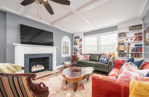 Clarksville House | Doras Dutch Cottage Charmer with Swimming Pool