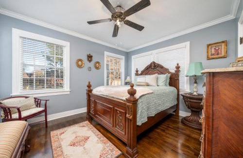 Clarksville House | Doras Dutch Cottage Charmer with Swimming Pool