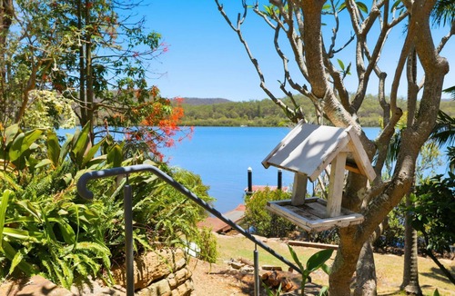 Gunderman House | Dorathee Cottage - Pet Friendly - Absolute Waterfront