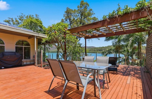 Gunderman House | Dorathee Cottage - Pet Friendly - Absolute Waterfront