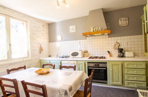 Mauzac-et-Grand-Castang Cottage | Dordogne Getaway: Riverside House with Private Parking