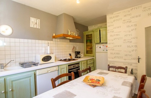 Mauzac-et-Grand-Castang Cottage | Dordogne Getaway: Riverside House with Private Parking