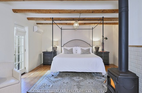 Downtown Santa Fe Bed & Breakfast | Dos Hermanas Casita 6 | Walk to Plaza | Courtyard