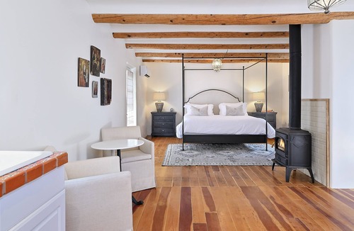 Downtown Santa Fe Bed & Breakfast | Dos Hermanas Casita 6 | Walk to Plaza | Courtyard