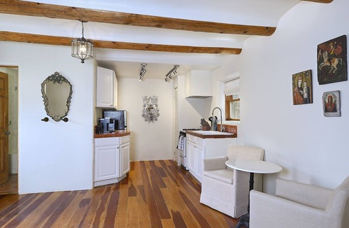 Downtown Santa Fe Bed & Breakfast | Dos Hermanas Casita 6 | Walk to Plaza | Courtyard