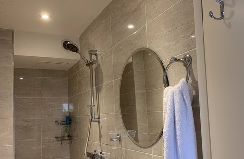 Surrey Docks Apartment | Double and single room