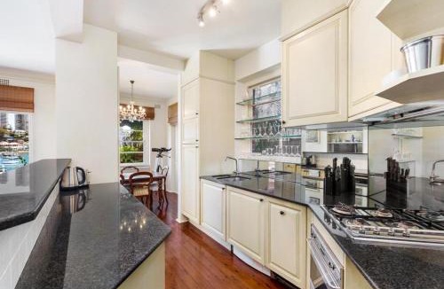 Double Bay Apartment | Double Bay Harbour-front apartment with stunning views