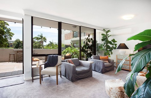 Double Bay Apartment | Double Bay three-bedroom apartment with pool