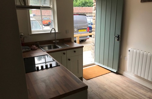 Hutton le Hole Apartment | Double bed ensuite kitchen terrace