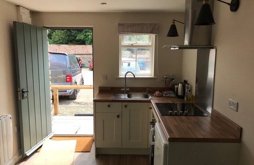 Hutton le Hole Apartment | Double bed ensuite kitchen terrace