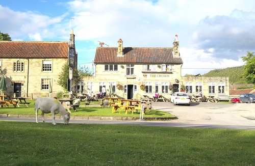 Hutton le Hole Apartment | Double bed ensuite kitchen terrace