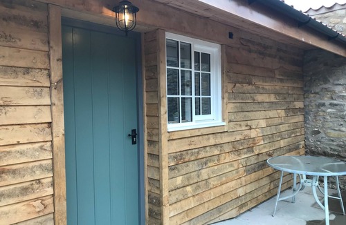 Hutton le Hole Apartment | Double bed ensuite kitchen terrace (dog friendly)