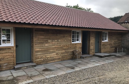 Hutton le Hole Apartment | Double bed ensuite kitchen terrace (dog friendly)