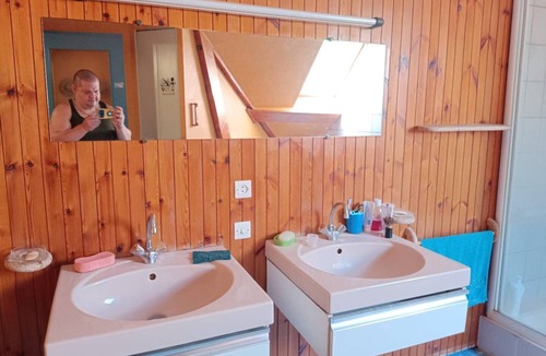 Fruges Bed & Breakfast | Double bed & single bed Tv Netflix & Amazon Video