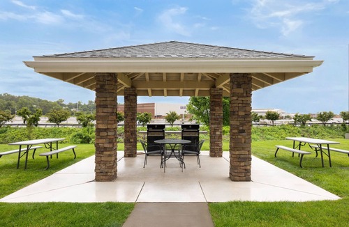 Harrisburg Apartment | Double-Bed Studio w/Kitchen | Pool + Breakfast
