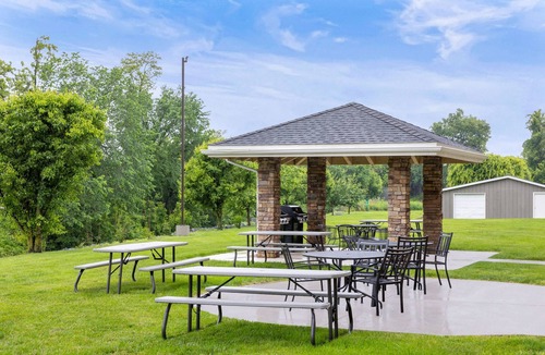 Harrisburg Apartment | Double-Bed Studio w/Kitchen | Pool + Breakfast