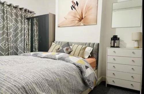 Edwinstowe House | Double Bedroom