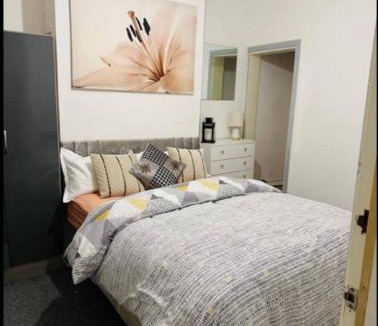 Edwinstowe House | Double Bedroom