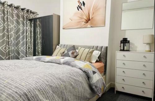 Edwinstowe House | Double Bedroom