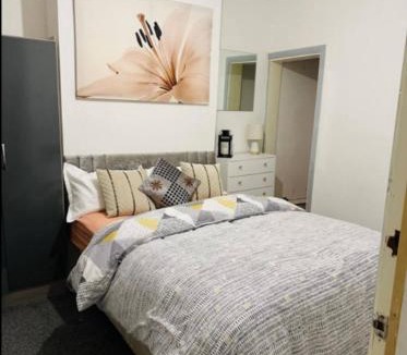 Edwinstowe House | Double Bedroom