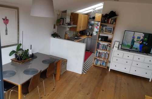 Wimbledon Park Apartment | Double bedroom with private bathroom