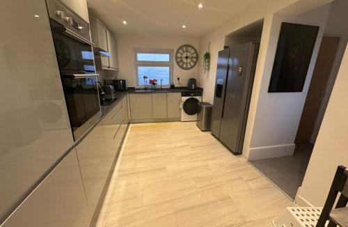 Emerson Park Apartment | Double bedrooms In Spacious Home