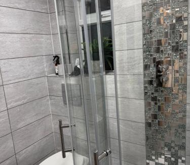 Emerson Park Apartment | Double bedrooms In Spacious Home