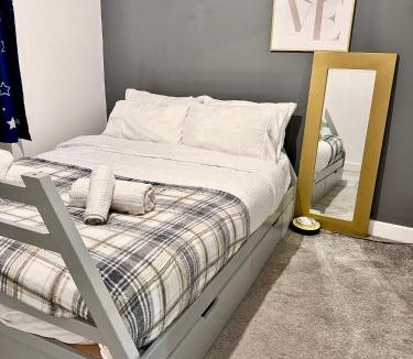 Emerson Park Apartment | Double bedrooms In Spacious Home