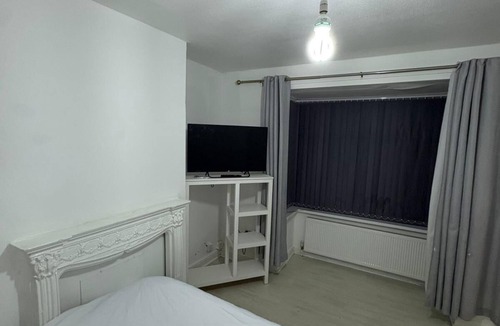 Wolverhampton Hotel | Double budget shared bathroom