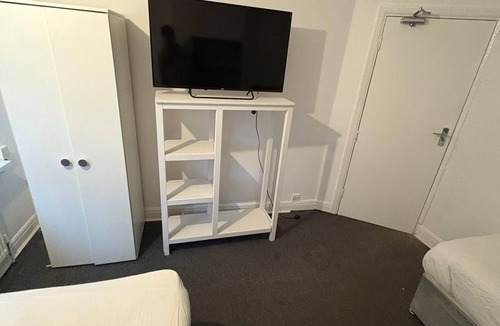 Wolverhampton Hotel | Double budget shared bathroom