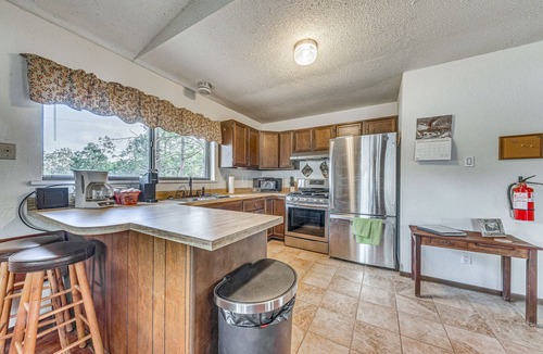 Ruidoso Downs Cabin | 'Double D Cabin' w/Deck, 4 Mi to Grindstone Lake!