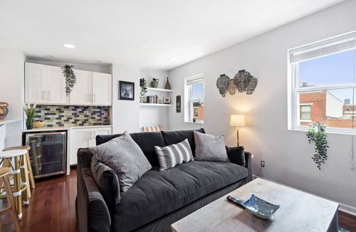 East Passyunk Crossing Apartment | Double Decker Roofdeck! Gorgeous View in Passyunk!