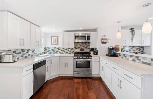 East Passyunk Crossing Apartment | Double Decker Roofdeck! Gorgeous View in Passyunk!