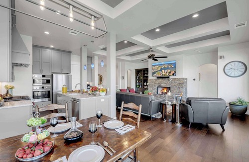 Horseshoe Bay West House | Double Diagonal Bay: Lakefront Luxury with Concierge Services in Horseshoe Bay