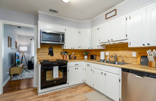 Jacksonville House | Double Diamond Rentals- Remodeled spacious 4bd-AFB