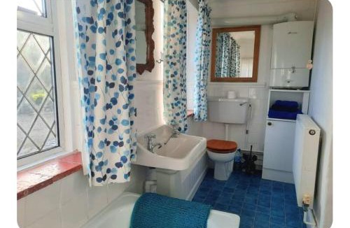 Wickwar Apartment | Double Ensuite with Bath, Sofa, Desk, Wardrobe