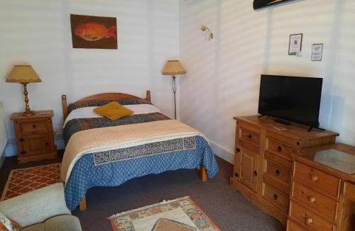 Wickwar Apartment | Double Ensuite with Bath, Sofa, Desk, Wardrobe