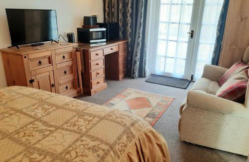 Wickwar Apartment | Double Ensuite with Bath, Sofa, Desk, Wardrobe